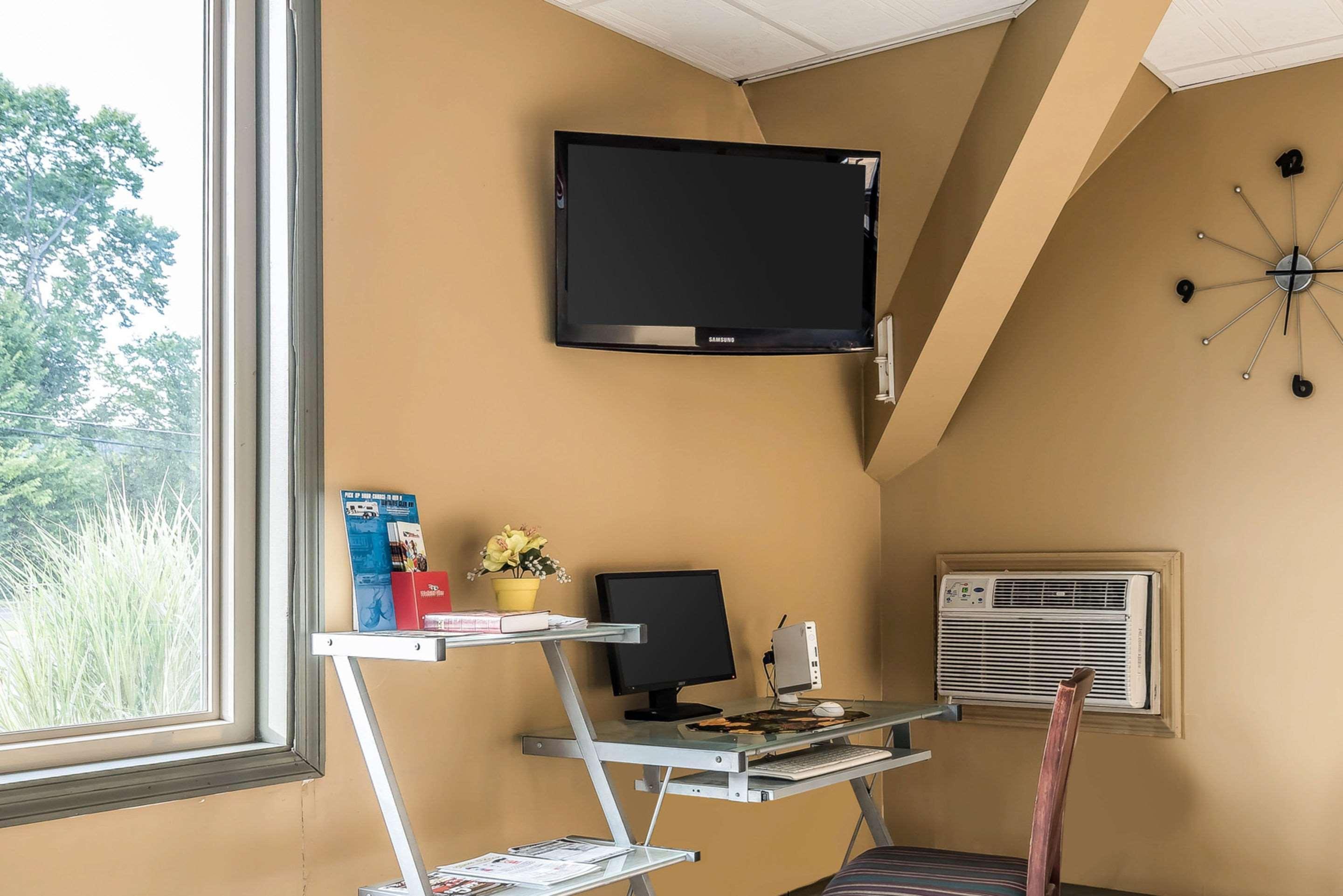 Econo Lodge Inn & Suites Бингемтон Экстерьер фото