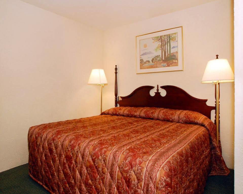 Econo Lodge Inn & Suites Бингемтон Экстерьер фото