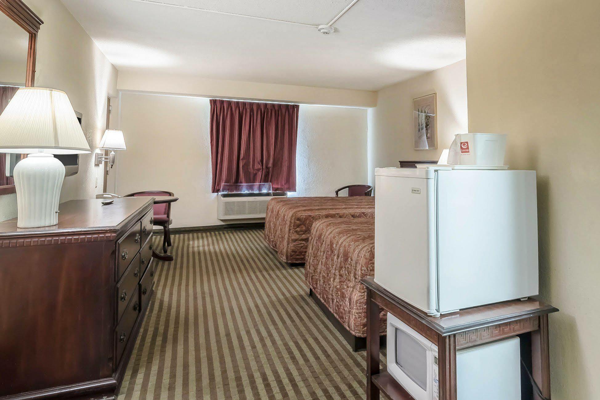 Econo Lodge Inn & Suites Бингемтон Экстерьер фото